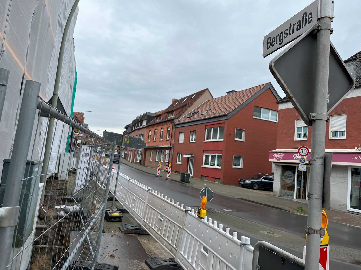 Der Bürgersteig an der Bergstraße ist auf wenigen Metern durch das Baugerüst blockiert. Fußgänger sollten die Straßenseite wechseln. Foto: Gemeinde Nordkirchen/Hauck