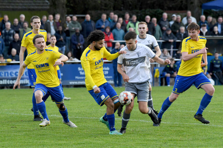 Meist spielte sich das Geschehen im Mittelfeld ab. Hier kämpfen Noel Dülek (3.v.l.) und Leon Becker um den Ball. Foto: MSW