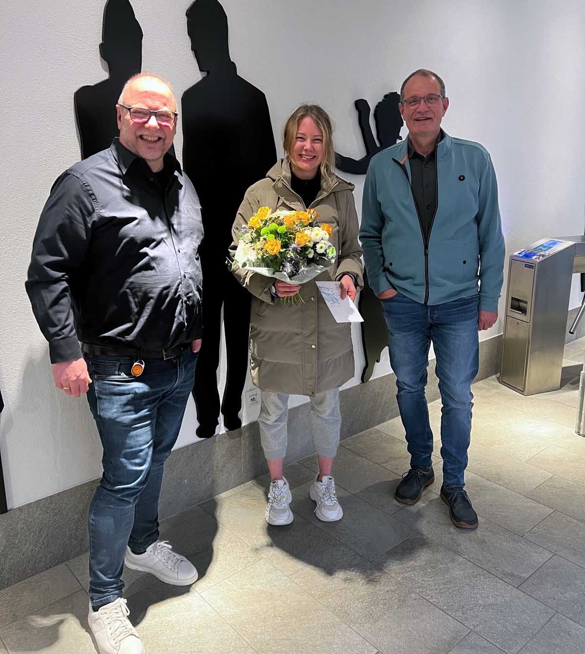 Feierlicher Moment: Geschäftsführer Jürgen Thöne (li.) und Frank Gründken überreichten der millionsten Besucherin Lisa Watermann einen 150-Euro-Gutschein sowie einen bunten Blumenstrauß. Foto: privat