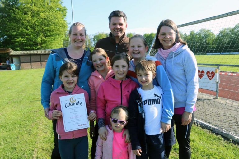 Familien erhalten wieder die Urkunden zum Sportabzeichen. Archivfoto: Wagner