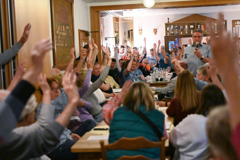 Ein eindeutiges Votum im überfüllten Versammlungssaal der Gaststätte Havers: 129 der 131 Stimmberechtigten wählten Oliver Grewe zum Vorsitzenden. Foto: MSW