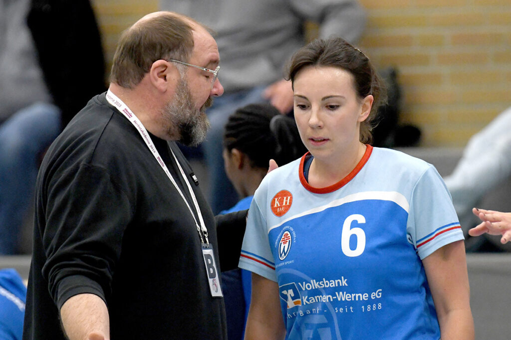 Trainer Ingo Wagner gab in der Auszeit seinen Spielerinnen (hier Anne Klostermann) taktische Anweisungen. Archivfoto: TVW