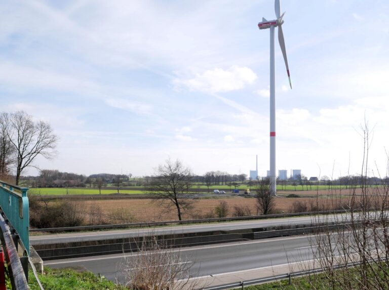 Eine Freiflächen-Photovoltaikanlage soll an der Autobahn 1 in Horst entstehen. Foto: Gaby Brüggemann