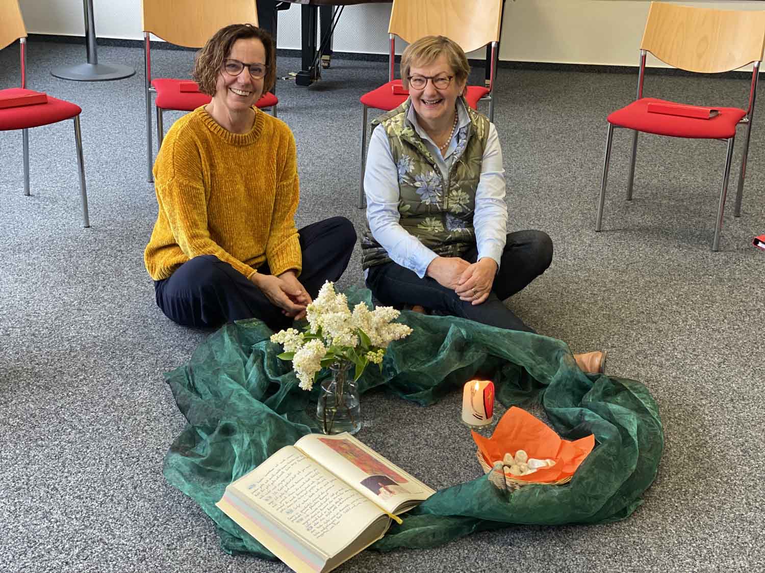 Pia Gunnemann (links) und Gabriele Kranemann freuen sich auf die Teilnehmerinnen der Spirituellen Tankstelle in der Familienbildungsstätte Werne. Foto: Anja Reichelt