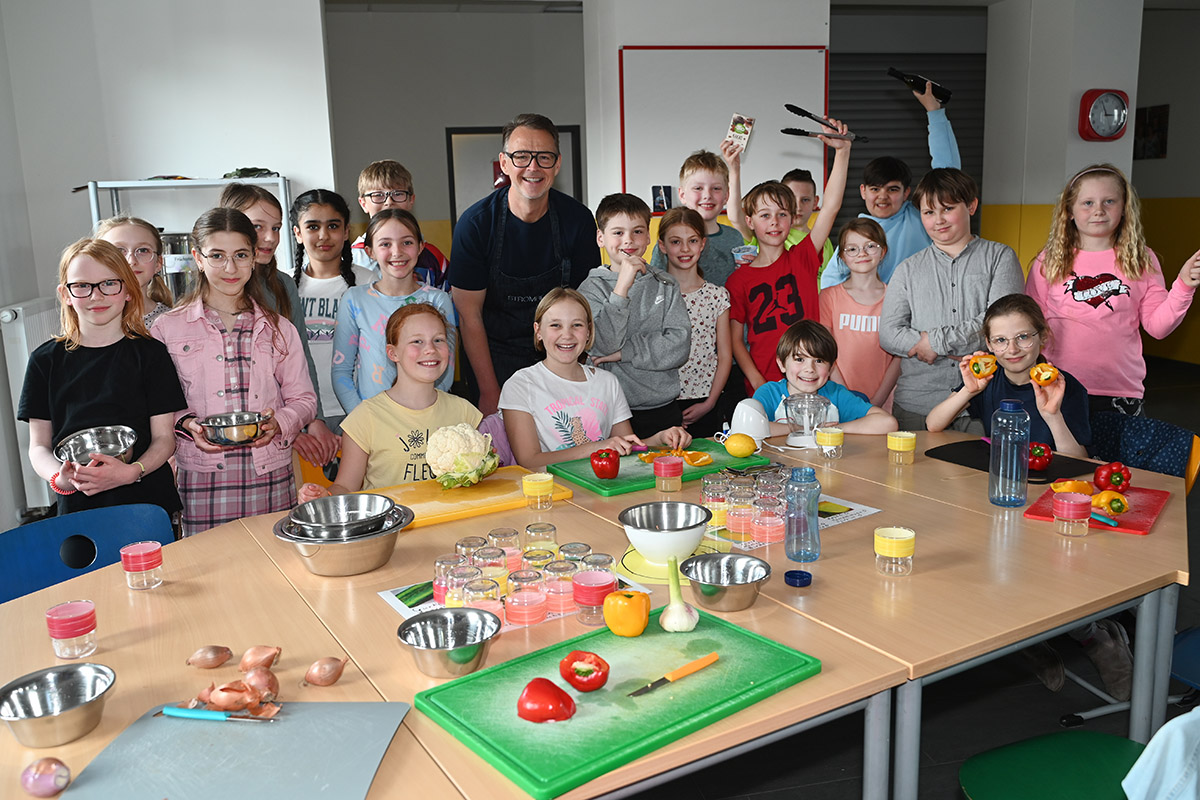 Viel Spaß hatten die Uhlandschüler*innen bei der Kochstunde mit Starkoch Holger Stromberg. Foto: MSW