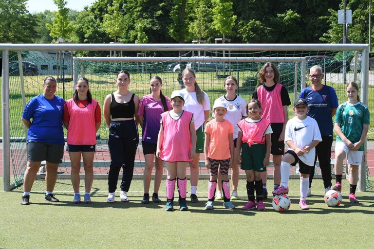 Sina Lausen (l.) und Renee Bieder (2.v.r.) freuten sich über das Interesse an dem Angebot zum Mädchenfußballtag des Werner SC im Lindert. Foto: MSW