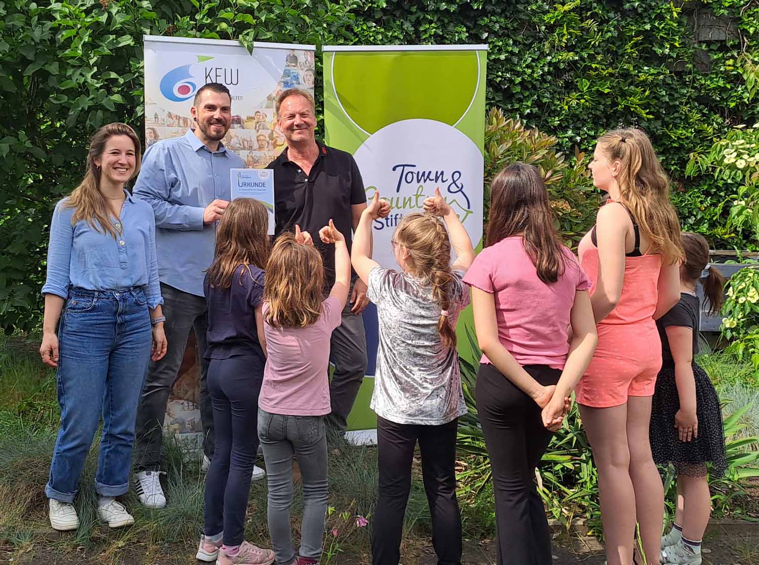 Freude über Auszeichnung und Preisgeld der Town & Country Stiftung bei der Kinderheim Erziehungshilfen Werne gGmbH: (von links): Lena Hensel und Daniel Schmidt nahmen zusammen mit den Kindern die Ehrung durch Stiftungsbotschafter Peter Hoppe entgegen. Foto: privat