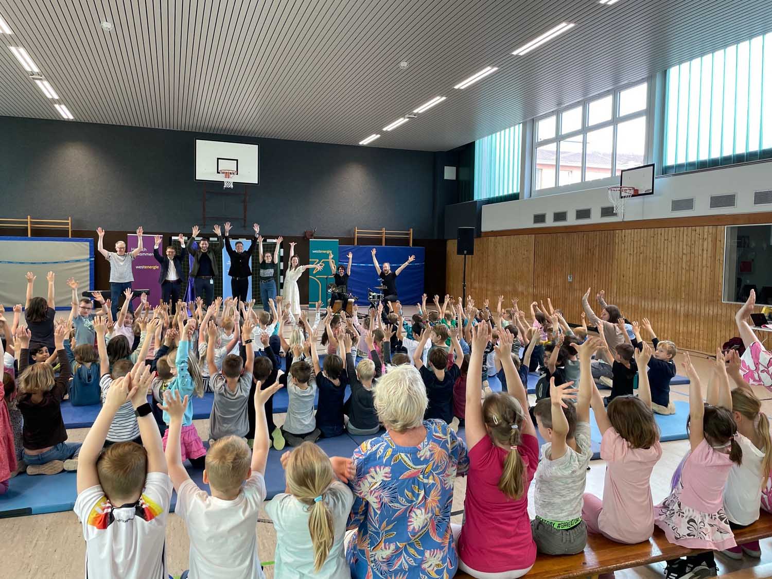 Die Kinder der Uhlandschule waren begeistert von der musikalischen Aufführung der Theatergruppe Gugelhupf. Foto: Theatergruppe Gugelhupf