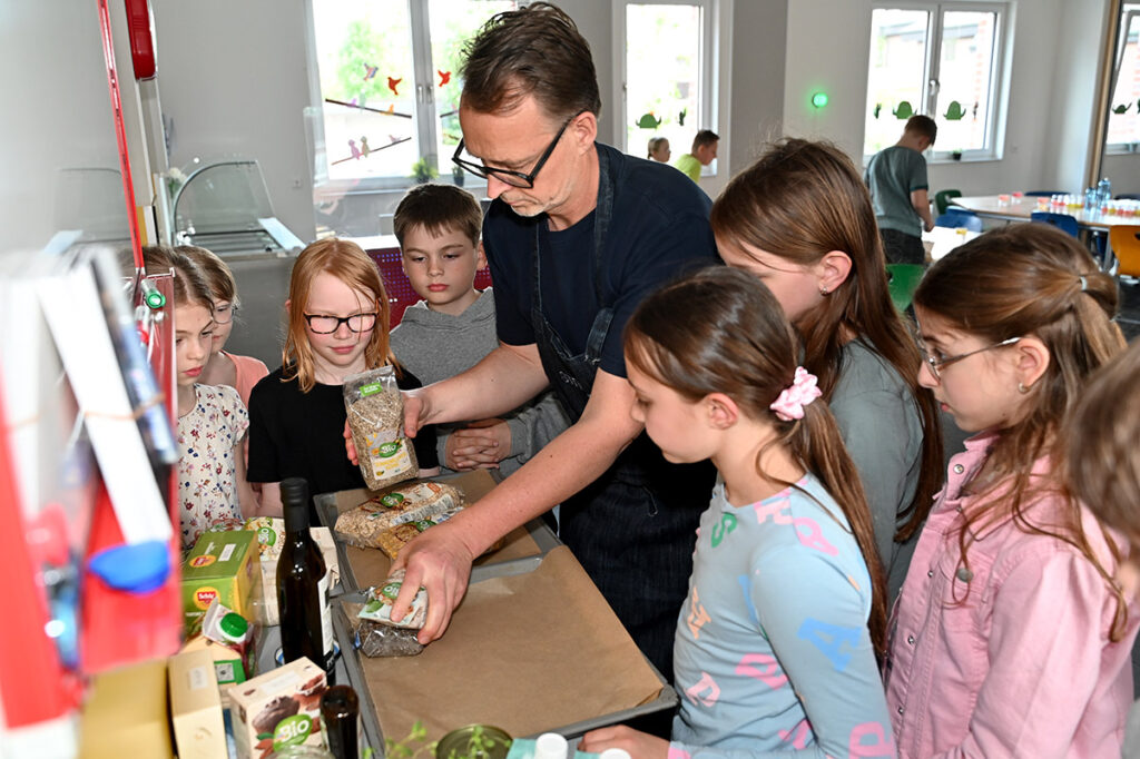 Holger Stromberg erklärt die Zubereitung des Knuspermüslis Granola. Foto: MSW