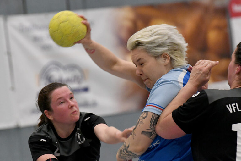 Zu einem letzten Kurzeinsatz kam Steffi Goletz gegen Brambauer. Vier Sekunden vor Schluss traf sie zum 32:28-Endstand. Foto: MSW