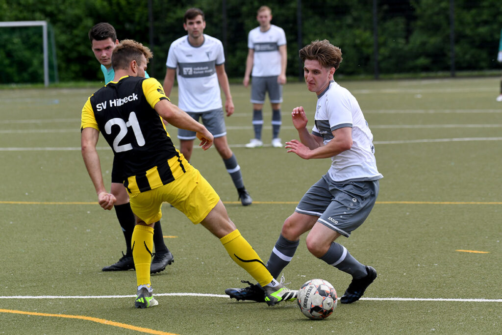 Hier gibt’s Elfmeter für den WSC: Lukas Nattler will am Hilbecker Daniel Freitag vorbei und wird von den Beinen geholt. Der Schiri hat genau hingeschaut. Foto: MSW