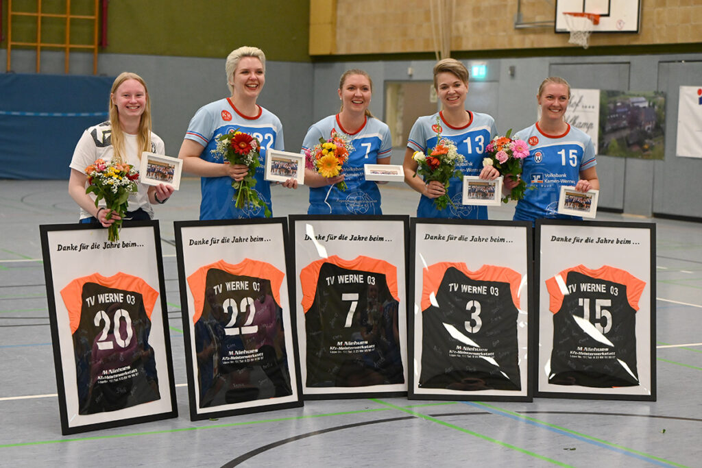 Verabschiedet wurden nach dem letzten Heimspiel der Saison (v.l.) Jenny Nordlohne, Steffi Goletz, Arabella Majchrzak, Jani Vorwick und Xenia Majchrzak. Foto: MSW 