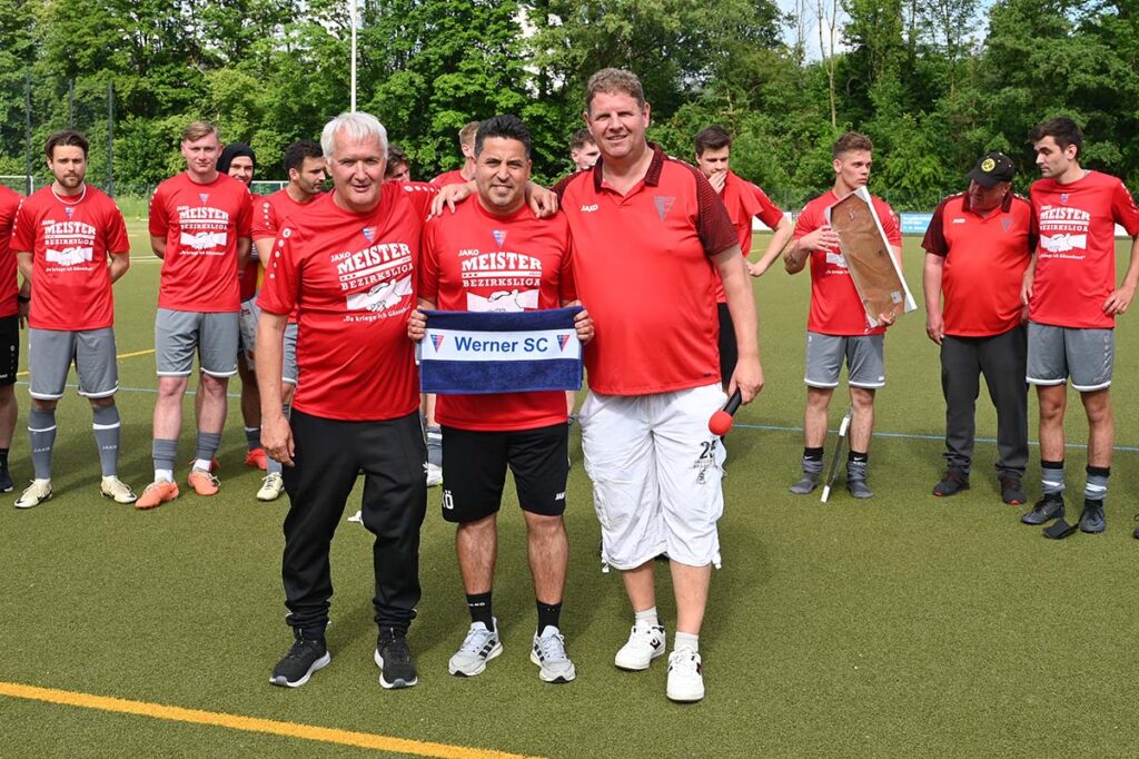 Für Kurtulus „Kutte“ Öztürk (Mitte) war es das letzte Heimspiel mit dem Werner SC. In der nächsten Saison trainiert er den Westfalenligisten Holzwickeder SC. Thomas Overmann (l.), Dirk Abdinghoff und die Mannschaft verabschiedeten den Meistertrainer. Foto: MSW