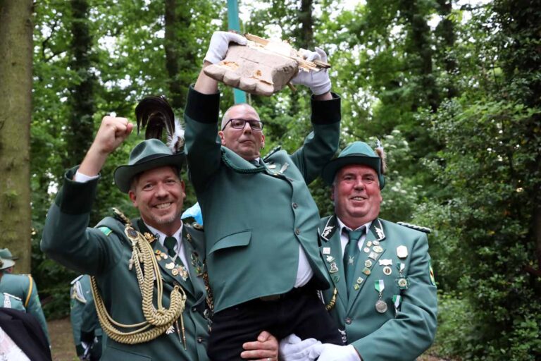 Groß war der Jubel, als Guido Berloger den Vogel runter holte. Er regiert nun die Horneschützen. Foto: Isabel Schütte