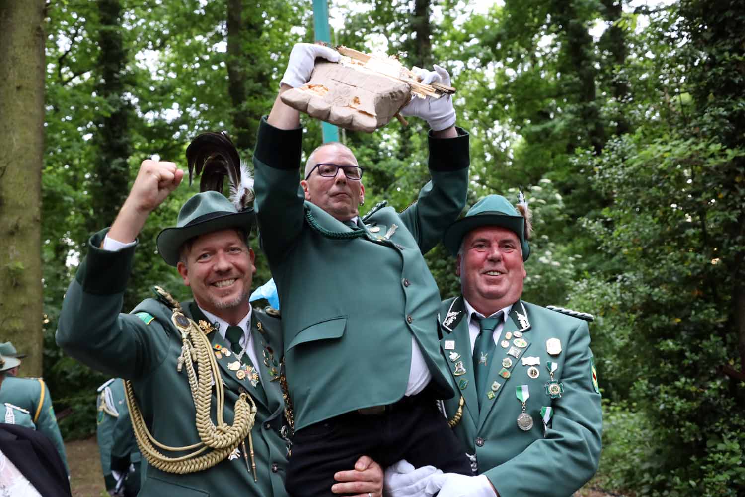 Groß war der Jubel, als Guido Berloger den Vogel runter holte. Er regiert nun die Horneschützen. Foto: Isabel Schütte