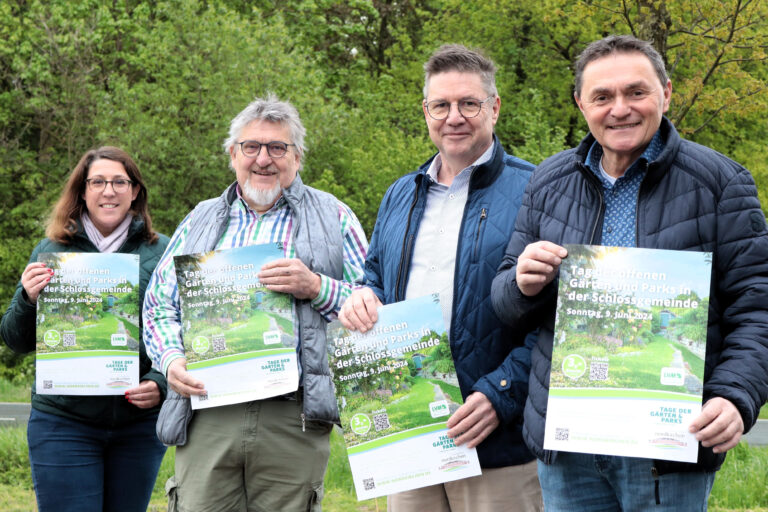 Das Programm für den Tag der offenen Gärten und Parks in der Schlossgemeinde steht zur Freude von Tourismusmanagerin Maike Teetz (v.l.), Ulrich Brenk, Thomas Steinmeier und Bürgermeister Dietmar Bergmann. Foto: Gemeinde Nordkirchen/Hauck