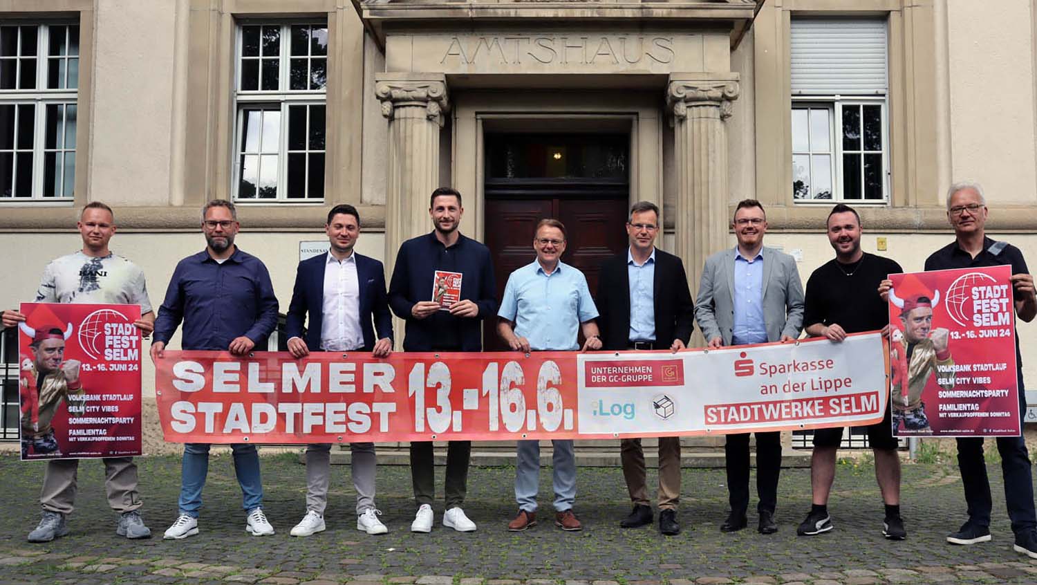 Freuen sich auf das Stadtfest im Juni: Steven Bornemann (DJ/v.l.), David Ruschenbaum (Stadtmarketing), Björn Treptow (Sparkasse an der Lippe), Markus Droste (Westenergie), Bürgermeister Thomas Orlowski, Markus Jungeilges (Stadtwerke Selm), Kevin Köster (Sparkasse an der Lippe), Dirk Neuenfels (DJ) und Jürgen Suer (Agentur daSuer). Foto: M. Woesmann / Stadt Selm