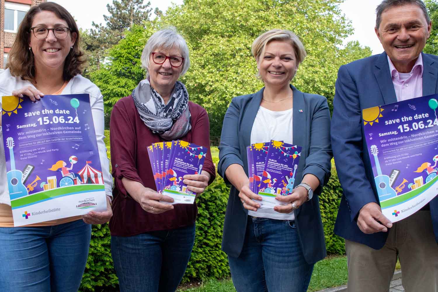 Die Vorfreude auf das Inklusionsfest steigt beim Organisationsteam aus Maike Teetz (v.l./ Leiterin der Stabsstelle für Tourismus & Wirtschaftsförderung), Klara Döbbelin-Südfeld, Familien- und Gleichstellungsbeauftragte Gemeinde Nordkirchen, Sandra Rolf, Fachbereichsleitung Frühförderung und Kindertagesstätten der Kinderheilstätte und Bürgermeister Dietmar Bergmann. Foto: Gemeinde Nordkirchen/Hauck
