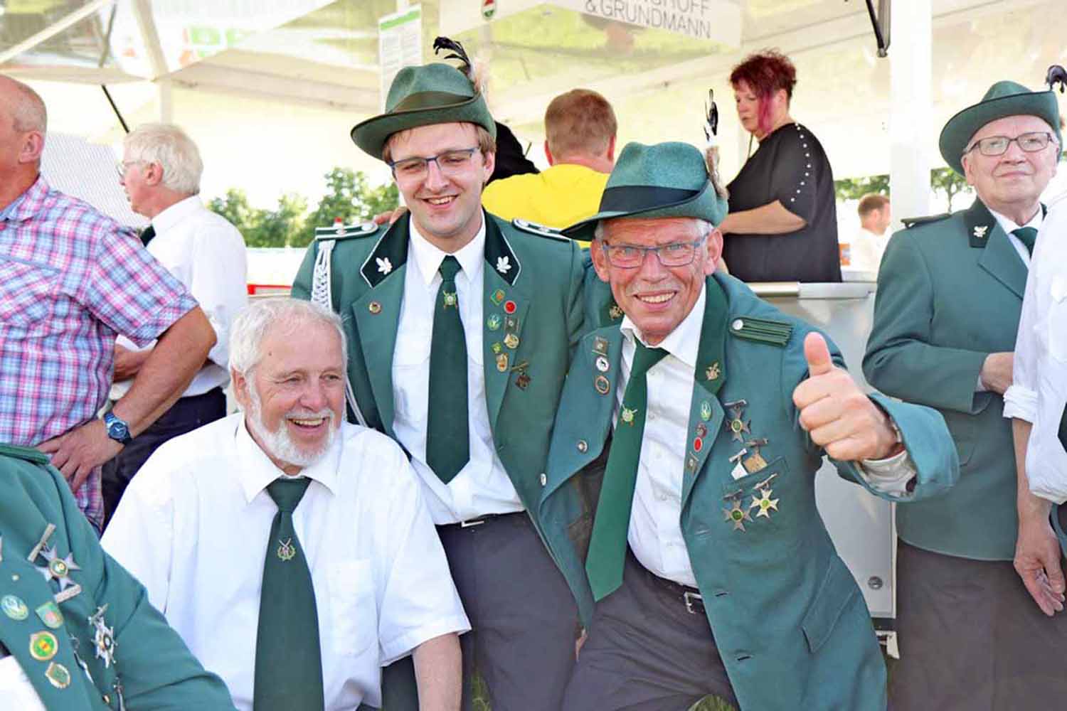 Daumen hoch für das Schützenfest in Varnhövel-Ehringhausen - und für die Übertragung der Champions League am 1. Juni auf einer Großbildleinwand. Archivfoto: Steinmüller