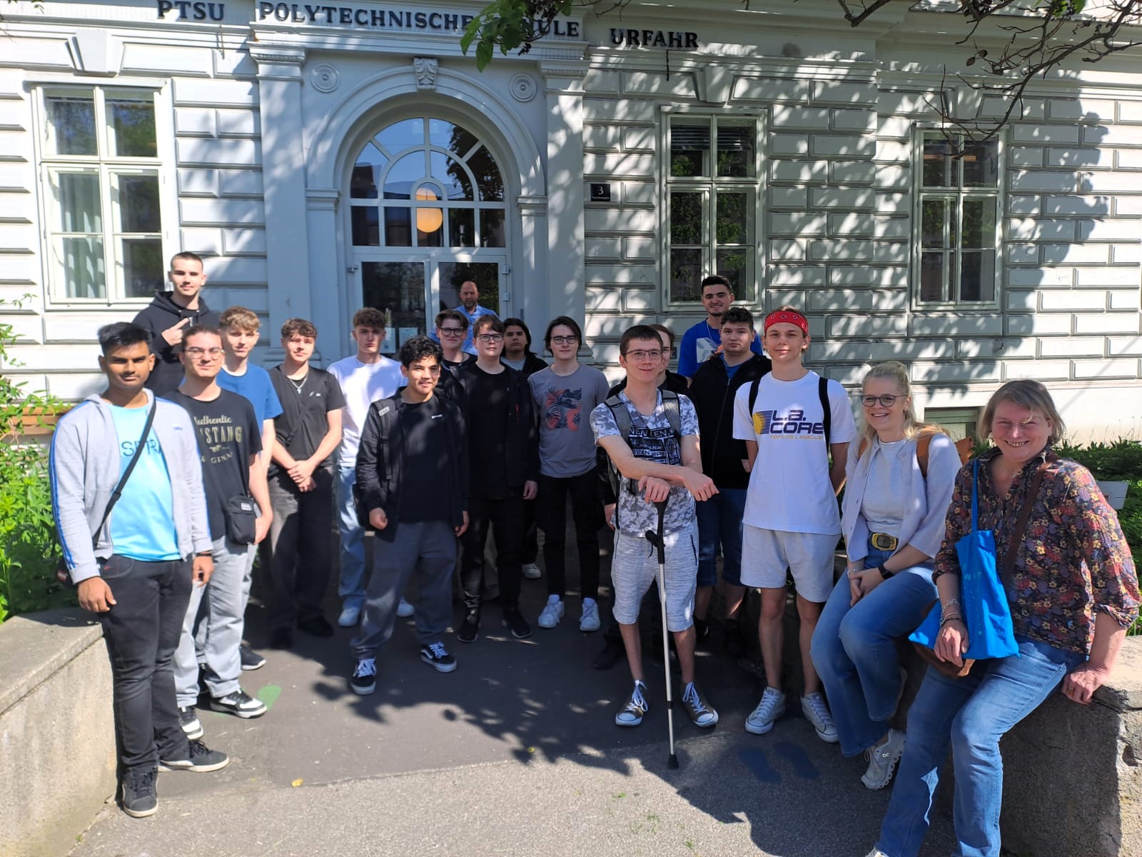 16 Schülerinnen und Schüler der BFU/BFO der Berufsfachschule Anlage B des Berufskollegs Werne und ihre Fachlehrerinnen Nina Dollenkamp ( vorne 2.v. r.) und Ruth Metzmacher (1. v. r.). Foto: Thomas Stute BK Werne