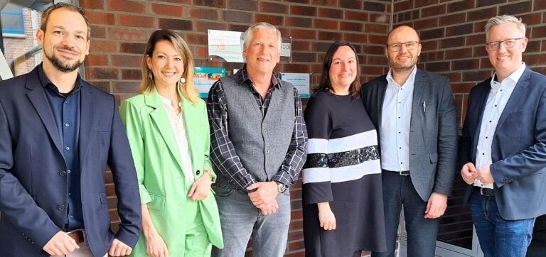 Gemeinsames Engagement für die Einführung der Mechatroniker-Ausbildung (v.l.n.r): Tobias Heine (Ansprechpartner Werne, IHK zu Dortmund), Jessica Böckmann (Fachbereichsleitung Personal, RCS-Gruppe), Dirk Stephanblume (Bereichsleiter, Freiherr-vom-Stein Berufskolleg Werne), Dr. Nina Jung (Leitung Fachkräftesicherung, WFG Kreis Unna), Jürgen Artmann (Schulleiter, Freiherr-vom-Stein Berufskolleg Werne) und Matthias Stiller (Leiter, Wirtschaftsförderung Werne).: Foto: Freiherr-vom-Stein Berufskolleg Werne