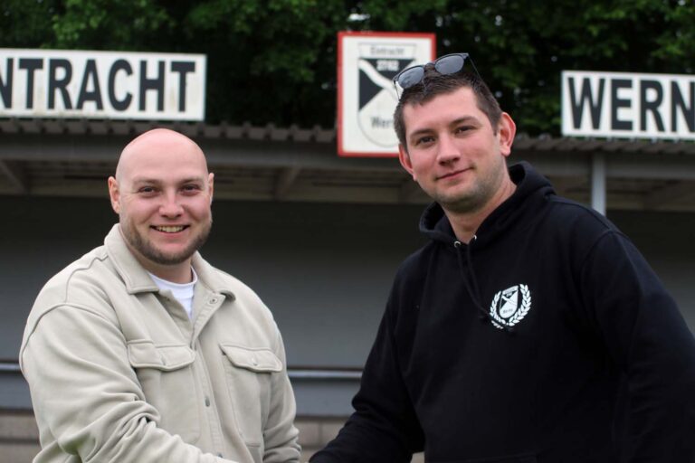 Eintracht-Vorsitzender Robin Böcker stellte David Wendel (links) als neuen Sportlichen Leiter des A-Kreisligisten vor. Foto: Wagner