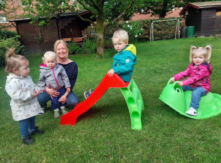 Kornelia "Conny" Mangels ist seit 14 Jahren zertifizierte Tagesmutter und hat auch im neuen Kindergartenjahr freie Kapazitäten in Stockum. Foto: Wagner