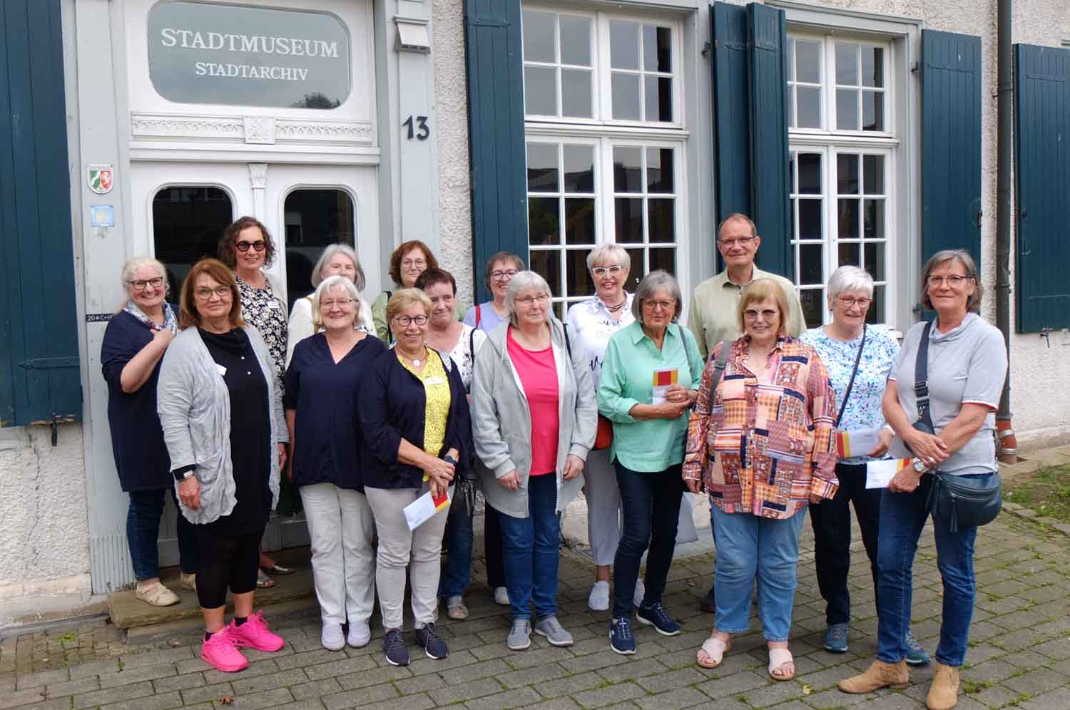 Mit der Überreichung der Ehrenamtskarte NRW würdigte die Stadt Werne das vorbildliche Engagement der ZwAR-Nähgruppe um Leiterin Marlies Förster (re.). Sozialdezernent Frank Gründken (hintere Reihe rechts) nutzte die Gelegenheit, um noch einmal einen kurzen Blick auf die Anfänge der ZwAR-Bewegung vor fünf Jahren zurückzuwerfen. Foto: Stadt Werne