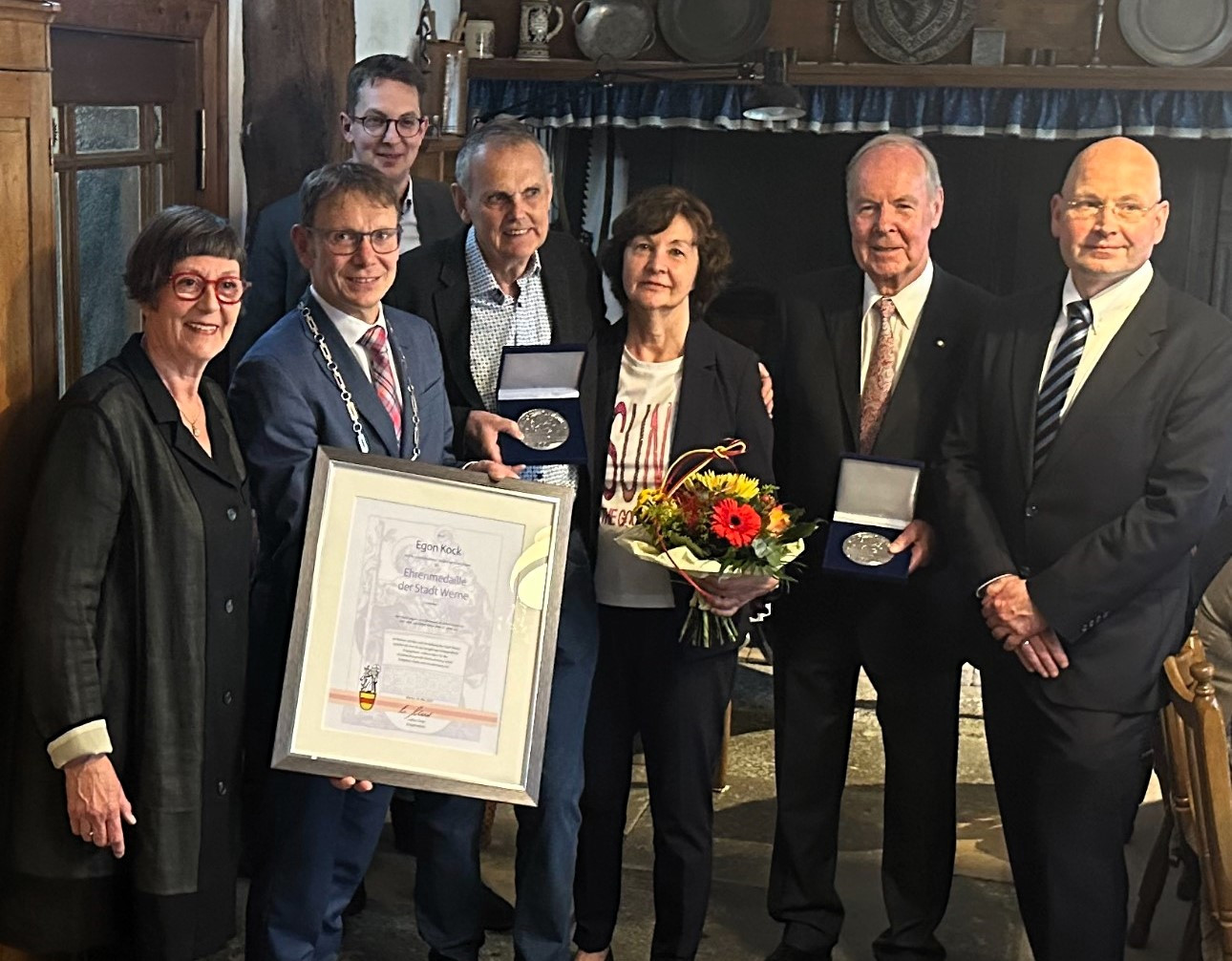 Mit der Ehrenmedaille der Stadt Werne wurden Egon Kock und Herbert Tilmann für ihr langjähriges, ehrenamtliches Engagement in einer Feierstunde in der Westfälische Stube des Stadtmuseums ausgezeichnet. Das Bild zeigt Regina Kesting, Obfrau des Bundes Deutscher Schiedsfrauen und -männer, Bürgermeister Lothar Christ, Matthias Kock, Egon Kock, Claudia Kock, Herbert Tilmann und Dr. Niklas Nowatius, Direktor Amtsgericht Lünen (v.l.). Foto: Stadt Werne