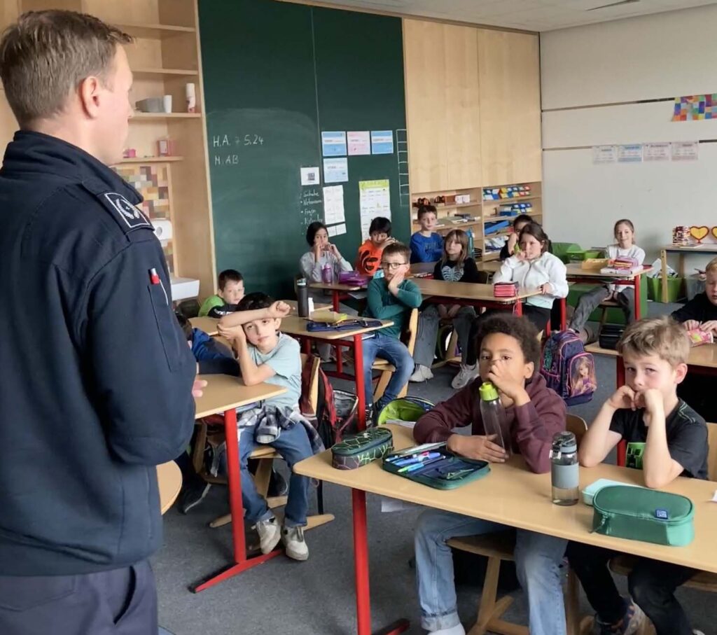 Tobias Tenk und seine Kollegen führten die Brandschutzerziehung in der Wiehagenschule durch. Foto: FFW