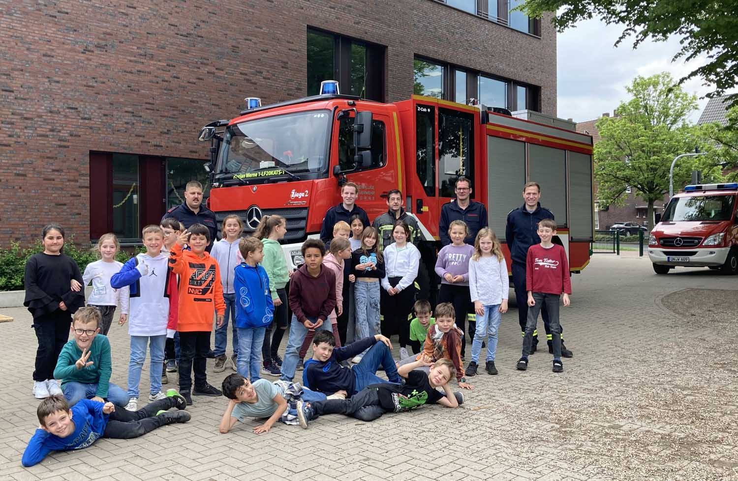 Lehrerin Frau Becker und die Klasse 3b hatten bei der Brandschutzerziehung ihren Spaß. Foto: FFW