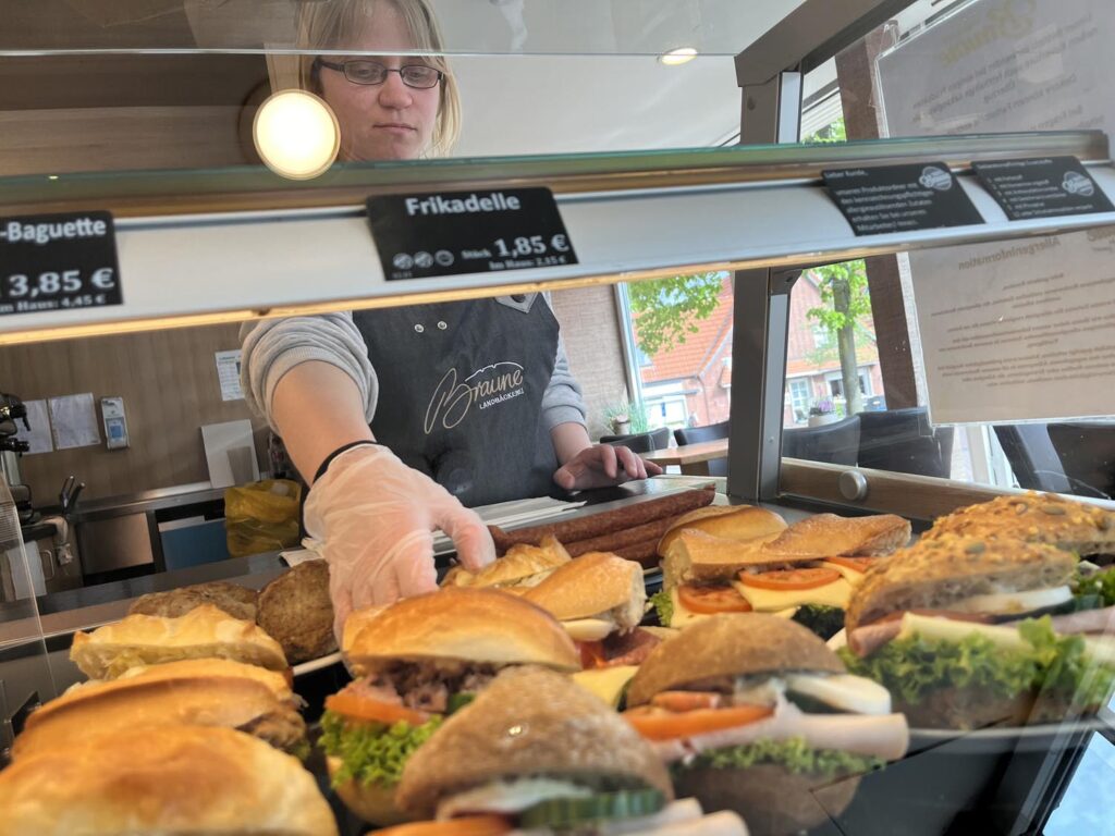 Brot, Brötchen, Backwaren waren einen Tag lang das Handwerk von Christine Wenzlaff in der Nordkirchener Filiale der Bäckerei Braune. Foto: Gemeinde Nordkirchen/Hauck