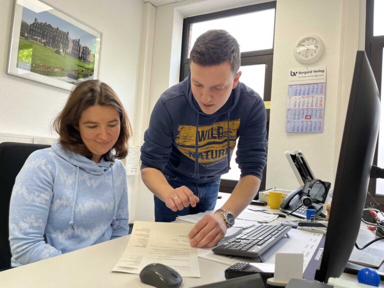 Die Arbeit im Bürgerbüro lernte Sandra Schwesig von Dennis Walter, Teamleiter Bürgerservice, kennen. Foto: Gemeinde Nordkirchen/Hauck