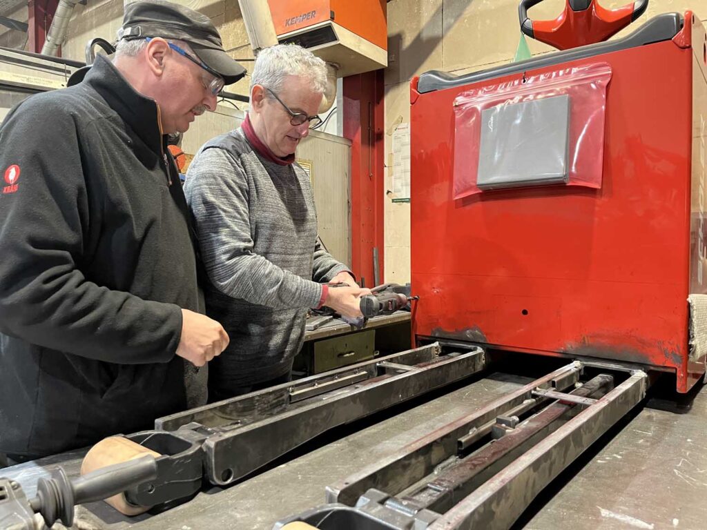 Martin Voß absolvierte sein Tagespraktikum beim Integrationstag in der Gabelstapler-Werkstatt der Firma Limberg. (Foto: Gemeinde Nordkirchen/Hauck)