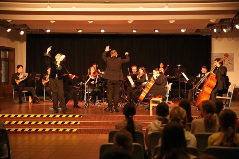 Das Detmolder Kammerorchester war mit einem Musiktheater Programm zu Gast im Gymnasium St. Christophorus. Fotos: privat