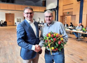 Martin Pausch, hier noch von Bürgermeister Lothar Christ als Vorsitzender der sogenannten Linksfraktion im Stadtrat verabschiedet, setzt seine politische Arbeit in der SPD fort - gemeinsam mit Andreas Schütte. Archivfofo: Gaby Brüggemann