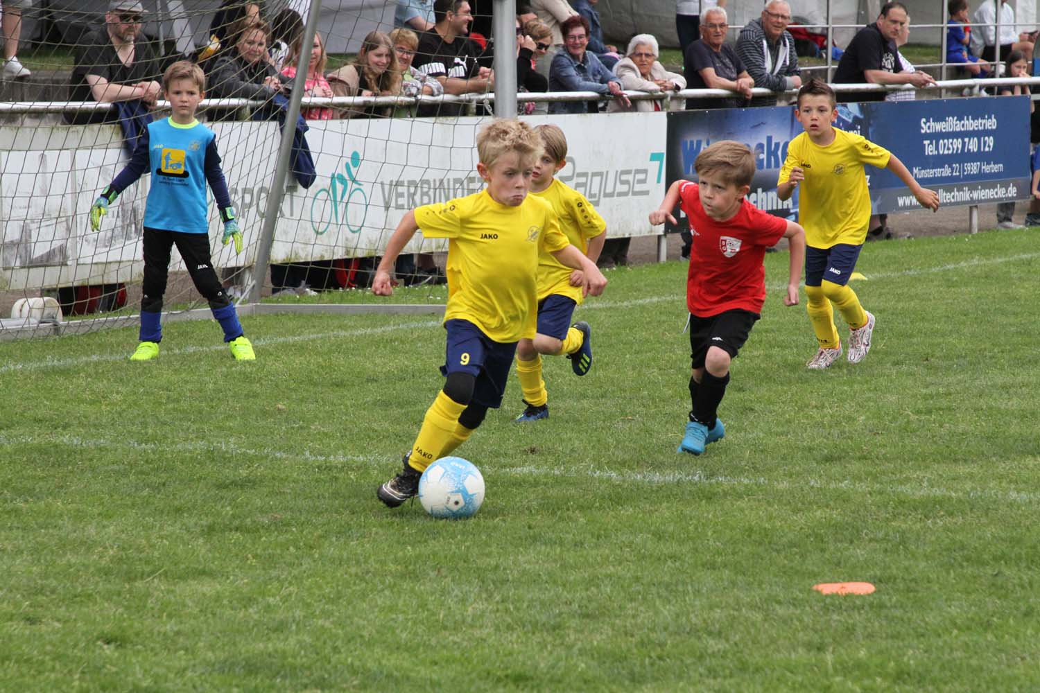 Ganz im Zeichen des Jugendfußballs stand das Pfingstwochenende beim SV Herbern. Fotos: Isabel Schütte
