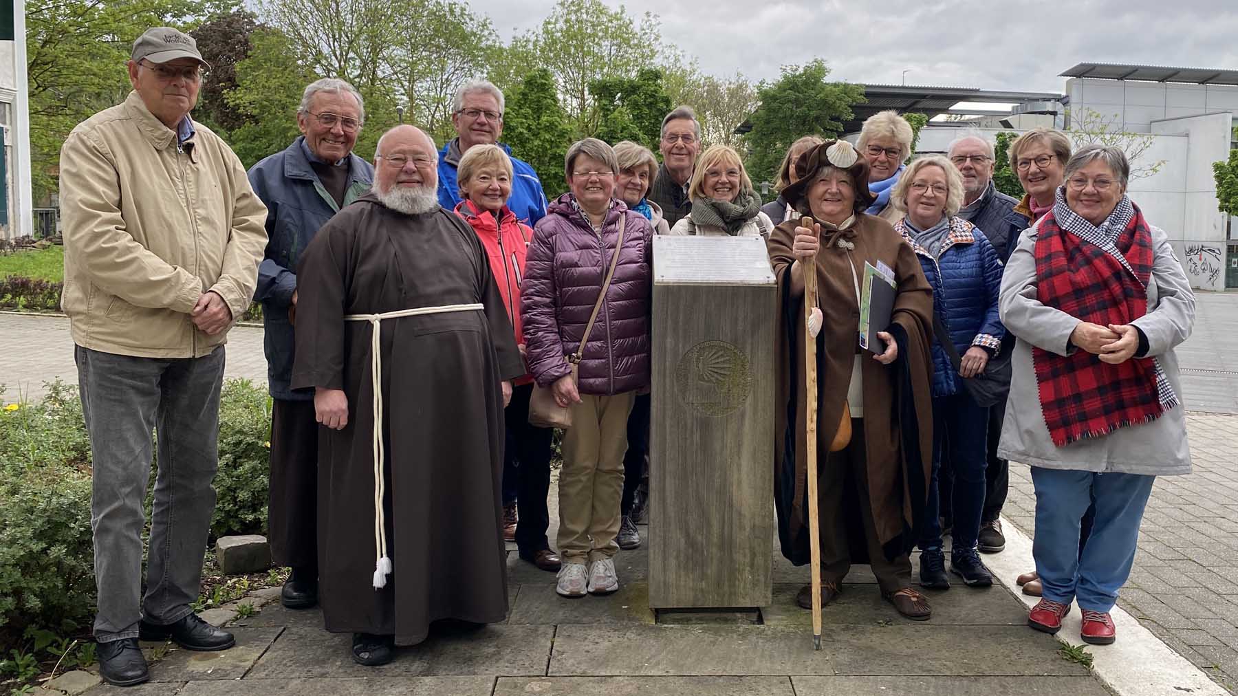 Eine Pilger-Wanderung durch die Innenstadt unternahmen 15 Interessierte auf Einladung des Fördervereins Jakobsweg. Foto: privat