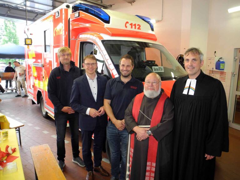 Zwei nagelneue Rettungswagen wurden am Mittwoch von Hartmut Kröger (Leiter Rettungsdienst), Bürgermeister Lothar Christ, Phillipp Hinkelmann (stellvertretender Leiter Rettungsdienst), Pater Norbert und Pfarrer Alexander Meese offiziell in Dienst gestellt. Fotos: Klaus Brüggemann
