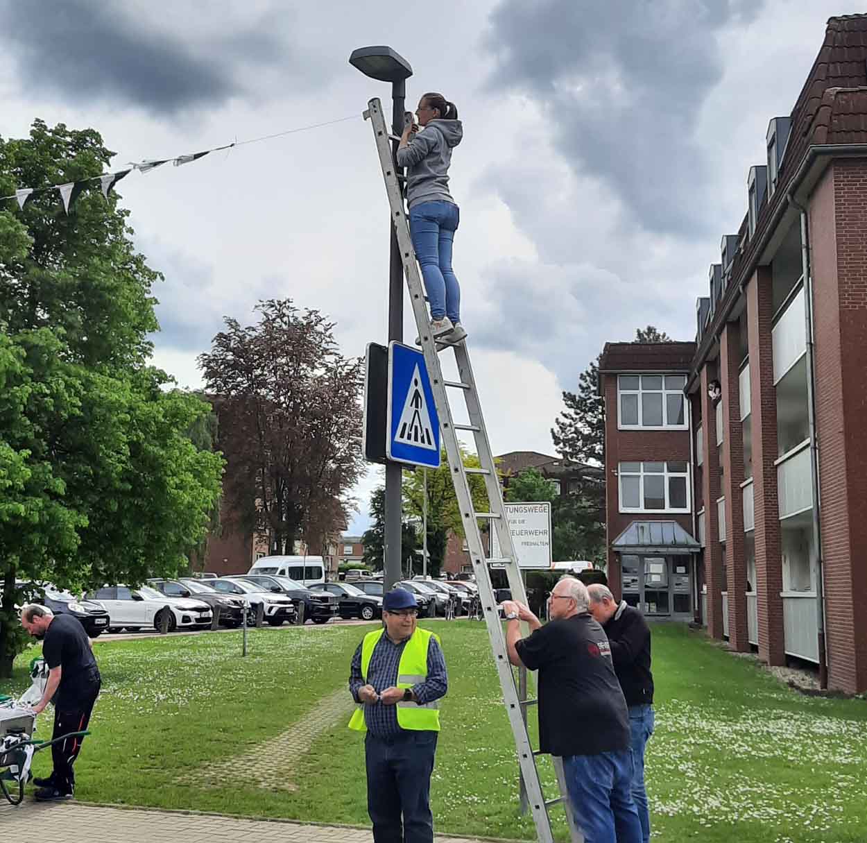 Die Horneschützen schmücken die Straßen für das anstehende Pfingstschützenfest. Foto: privat