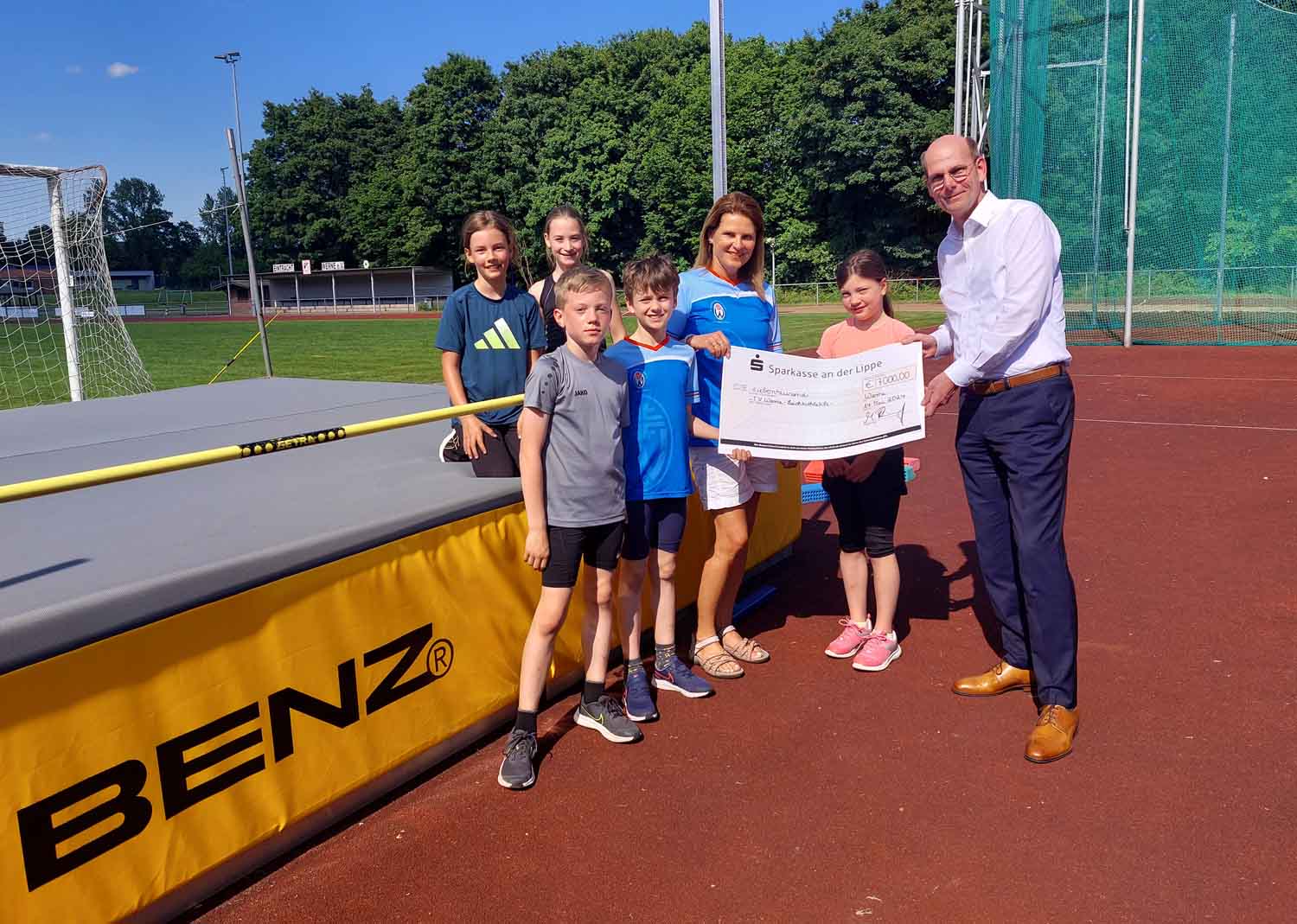 Dank einer Spende in Höhe von 7.000 Euro durch die Stiftung der Sparkasse an der Lippe, vertreten durch Martin Abdinghoff, konnte die Leichtathletik-Abteilung im TV Werne um Trainerin Petra Nagel eine neue Hochsprungmatte anschaffen. Foto: Wagner