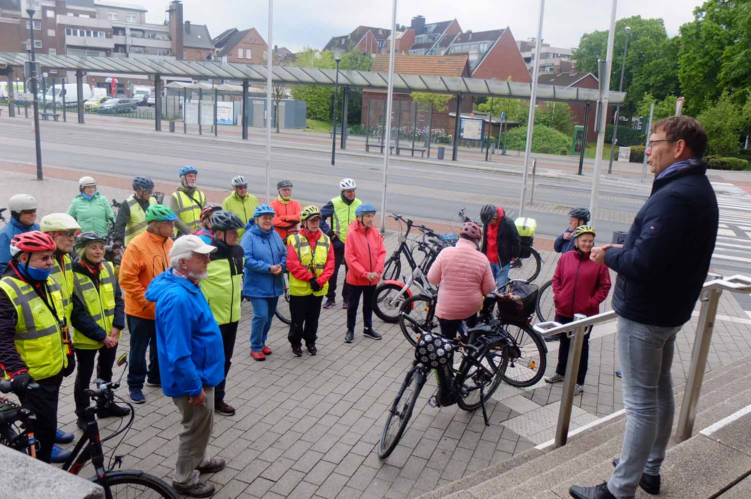 Trotz nicht gerade idealer Rahmenbedingungen fanden sich zahlreiche Stadtradler anlässlich der Eröffnung durch Bürgermeister Lothar Christ am Stadthaus ein. Foto: Stadt Werne