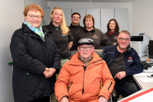 Vor 60 Jahren gründete Alfred Steinweg (vorne) mit seinem Bruder Theodor die Steinweg GmbH. Mit ihm freuen sich v.l. Christel Steinweg, Theresa Holtmann, Marcel Steinweg, Astrid Steinweg, Ingrid Malitschek und Dirk Steinweg. Foto: MSW
