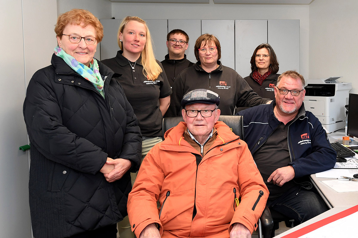 Vor 60 Jahren gründete Alfred Steinweg (vorne) mit seinem Bruder Theodor die Steinweg GmbH. Mit ihm freuen sich v.l. Christel Steinweg, Theresa Holtmann, Marcel Steinweg, Astrid Steinweg, Ingrid Malitschek und Dirk Steinweg. Foto: MSW