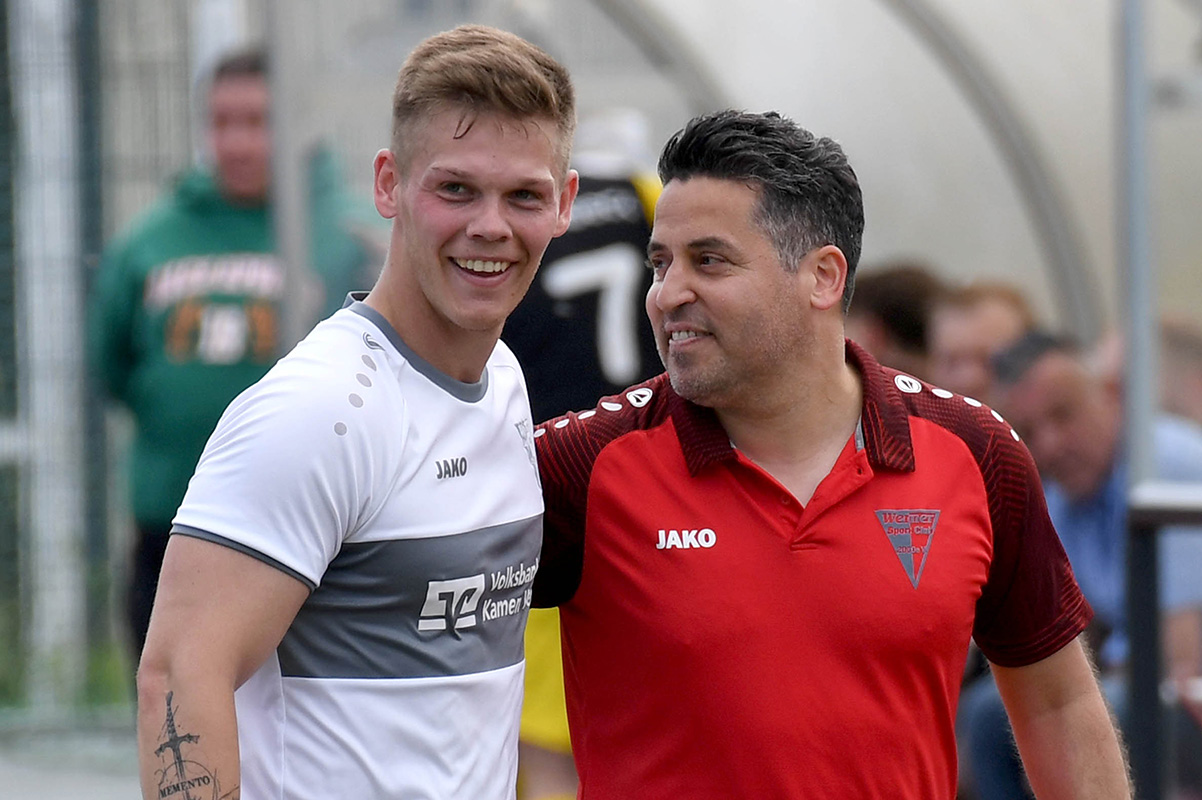 Verteidiger Marvin Stöver und Trainer Kurtulus Öztürk können sich über eine rundum gelungene Saison des Werner SC freuen. Auch im letzten Meisterschaftsspiel blieb die Mannschaft ungeschlagen. Archivfoto: MSW