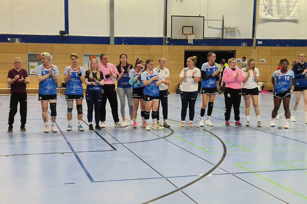 Fassungslose Gesichter nach dem Schlusspfiff: Viele TVW-Handballerinnen waren vor Wut und Enttäuschung den Tränen nah. Foto: Sarah Stengl