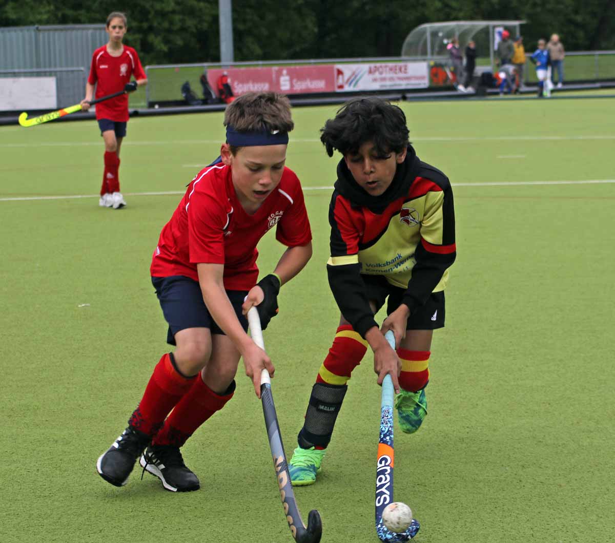 Eli Gill (rechts) holte als Feldspieler mit der U12 in Bielefeld einen ersten Punkt. Wenig später feierte er bei der U14 eine starke Premiere als Torwart. Foto: Wagner