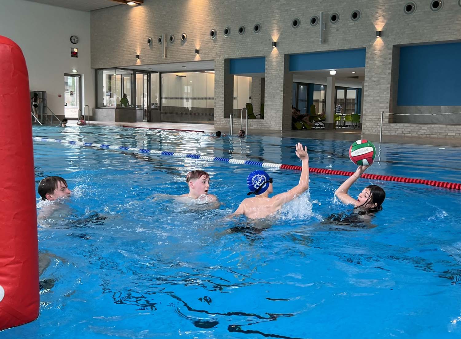 Bei den TV-Wasserfreunden wird auch wieder mit dem Ball gespielt - und zwar immer mittwochs. Foto: privat