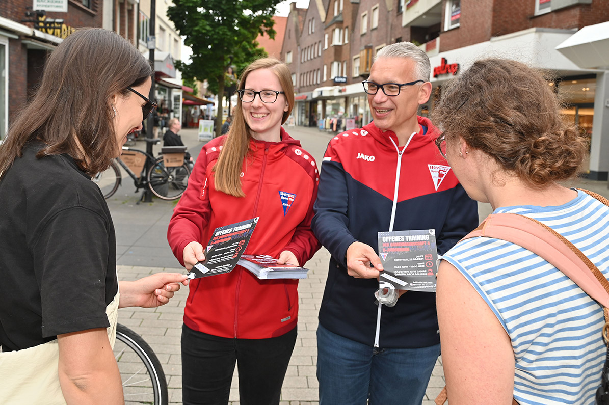 Lisa Timmermann und Renee Bieder warben in der Werner Fußgängerzone für den Mädchen- und Frauenfußball im Werner SC. Foto: MSW