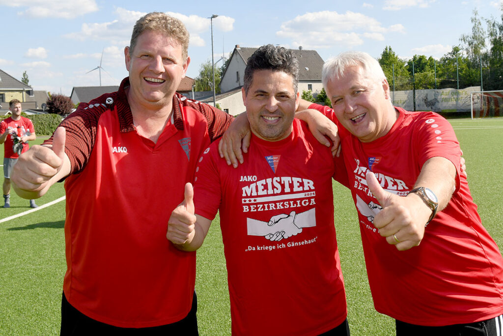 Ungeschlagen zum Meistertitel: Darüber freuen sich (v.l.) der neue WSC-Fußball-Chef Dirk Abdinghoff, Trainer Kurtulus „Kutte“ Öztürk und der langjährige Abteilungsvorsitzende Thomas „Stan“ Overmann. Foto: MSW